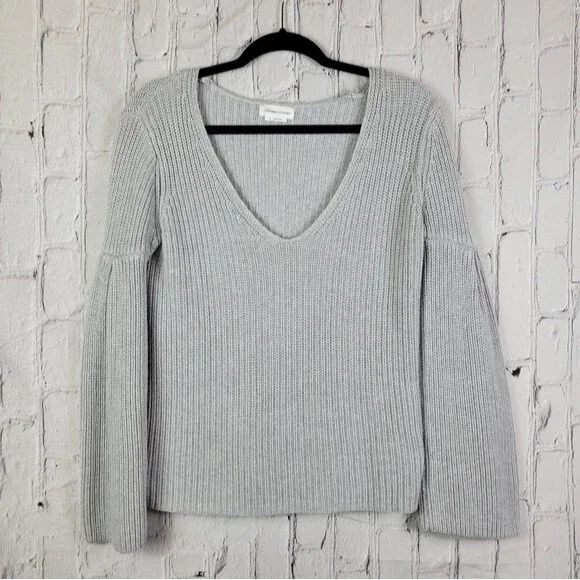Lovers & Friends Addison gray ribbed knit flared sleeve v cut neckline sweater - Picture 4 of 10